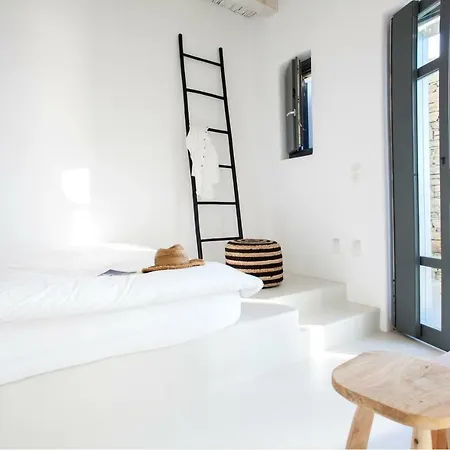 Modern Luxury In Tinos Kardhianí