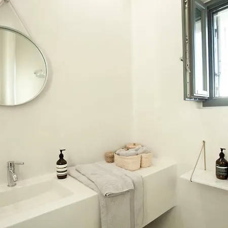 Modern Luxury In Tinos Kardhianí